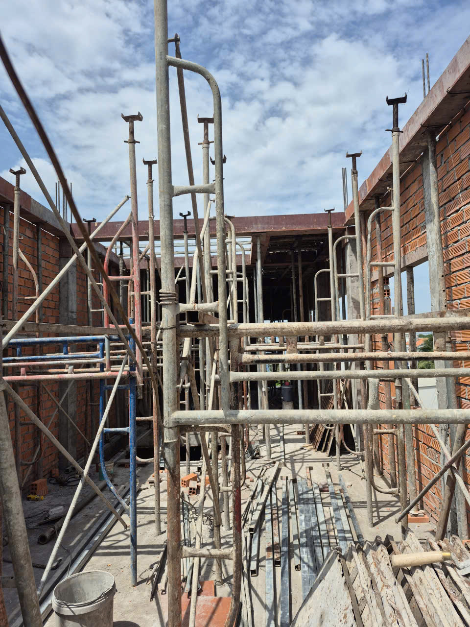Xây dựng phần thô Q1 gồm những hạng mục nào?