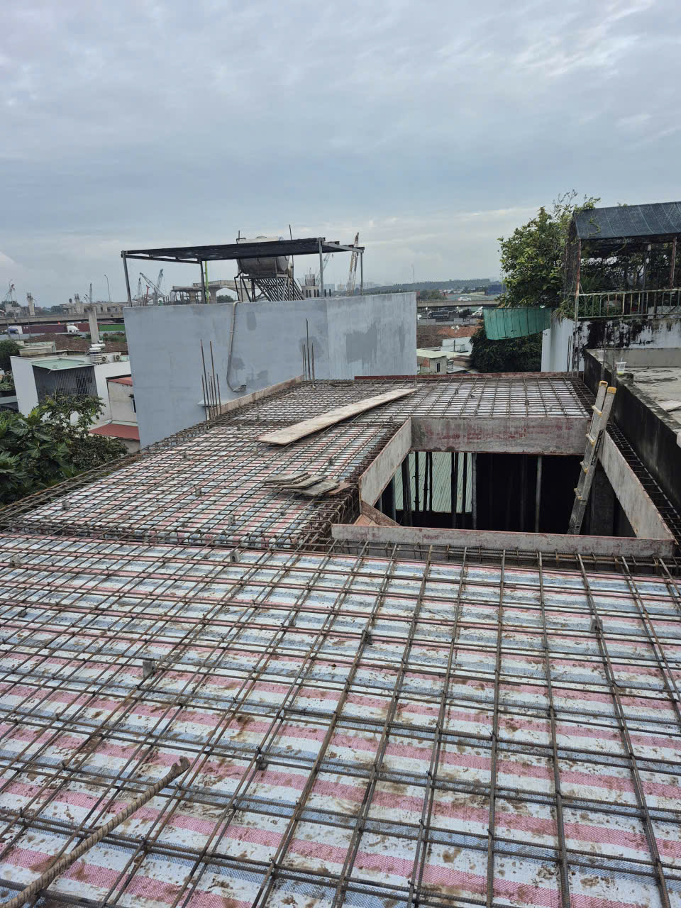 Xây dựng phần thô Q1 từ móng đến kết cấu hoàn thiện